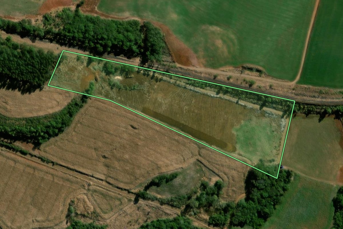 Imagem de satélite do imóvel rural em Nova Laranjeiras (PR), com o contorno declarado no CAR desenhado por cima.
