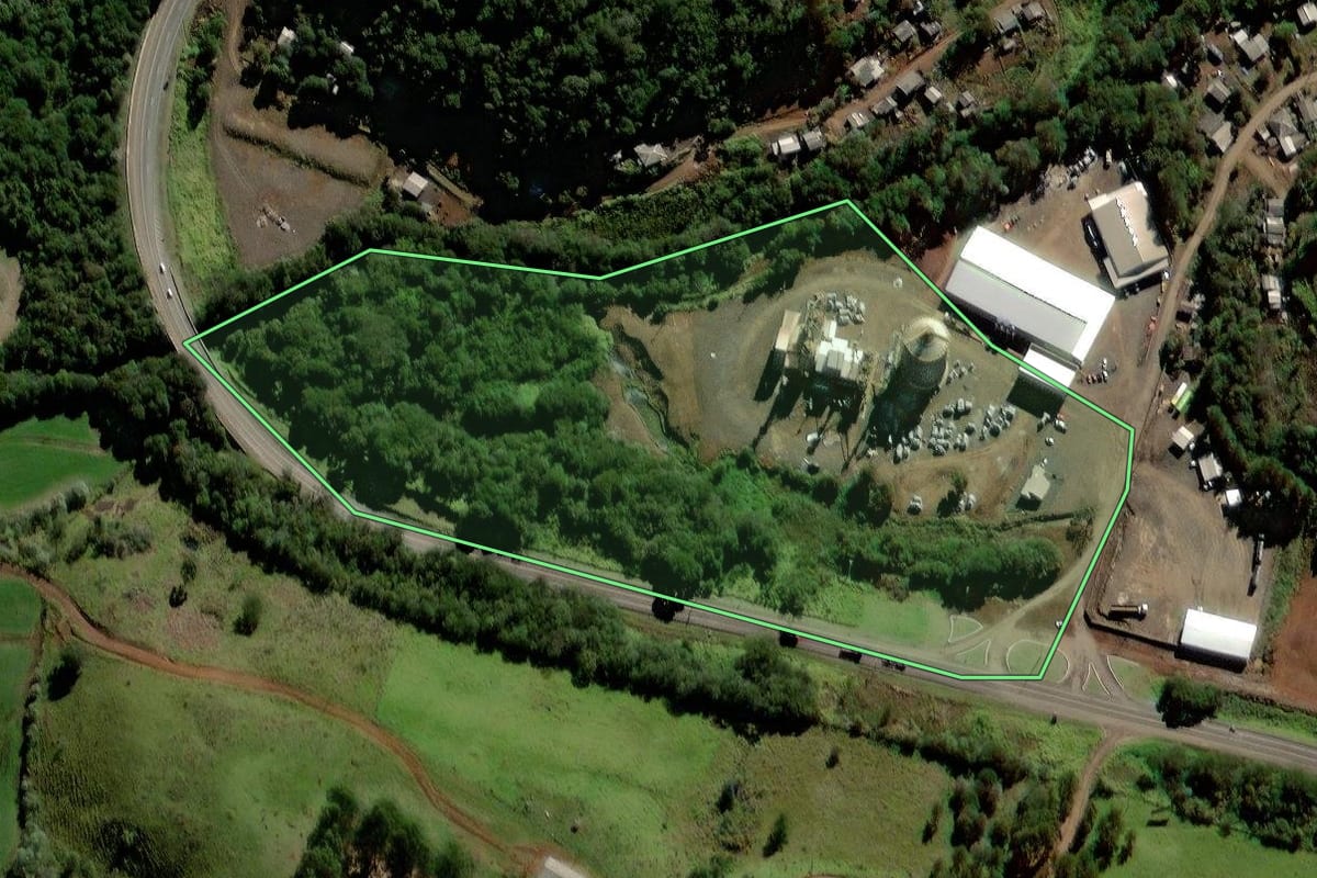 Imagem de satélite do imóvel rural em Nova Laranjeiras (PR), com o contorno declarado no CAR desenhado por cima.