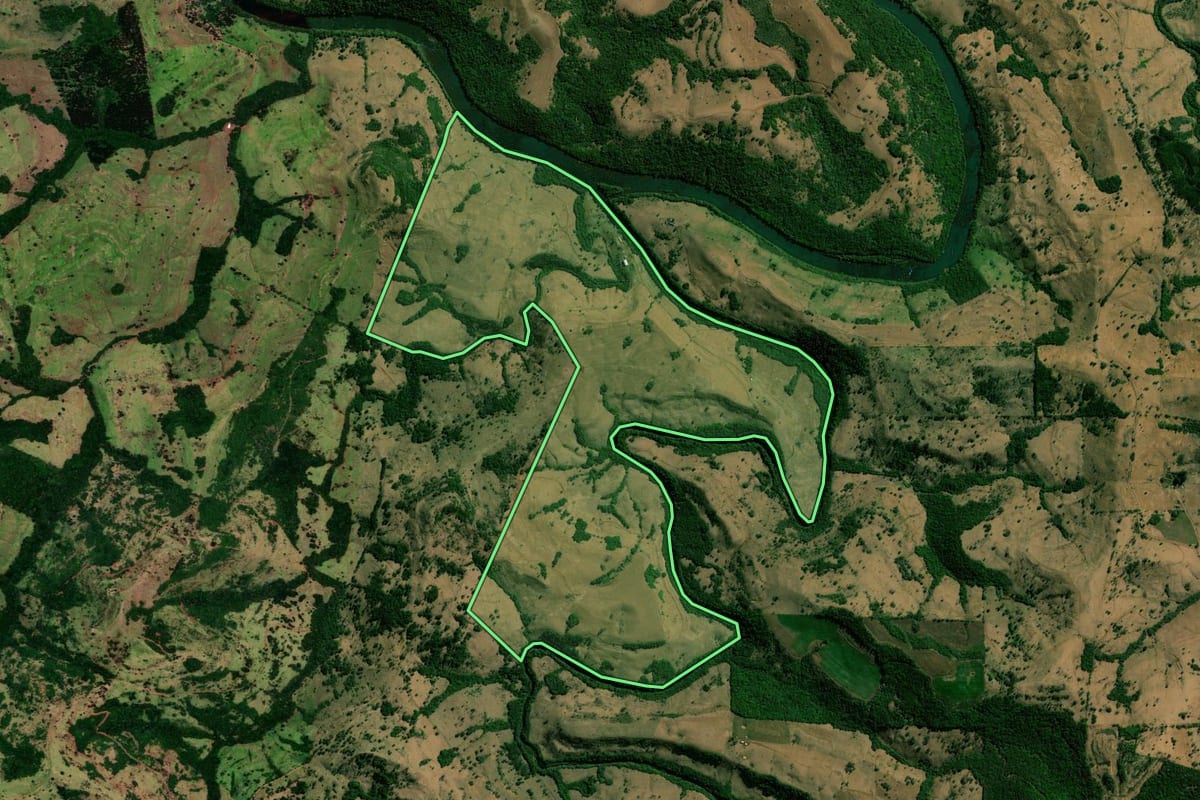 Imagem de satélite do imóvel rural em Nova Laranjeiras (PR), com o contorno declarado no CAR desenhado por cima.