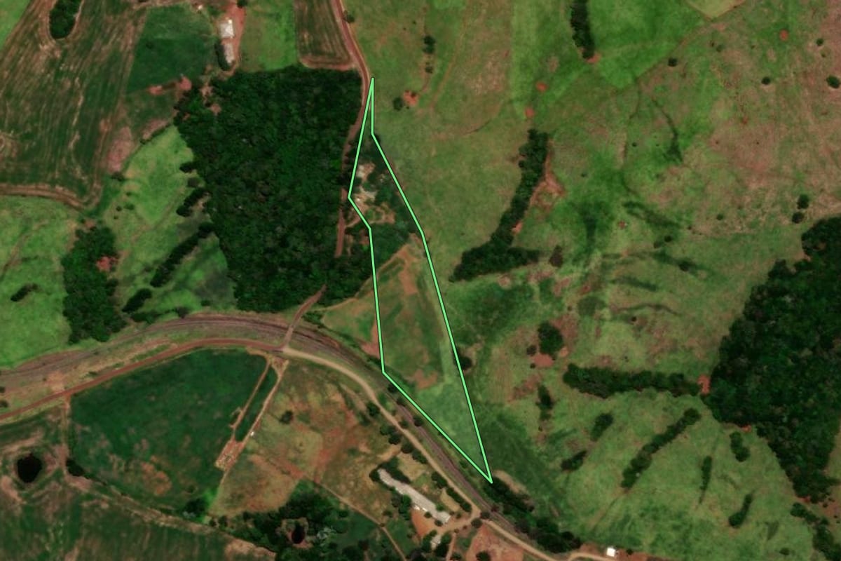 Imagem de satélite do imóvel rural em Nova Laranjeiras (PR), com o contorno declarado no CAR desenhado por cima.