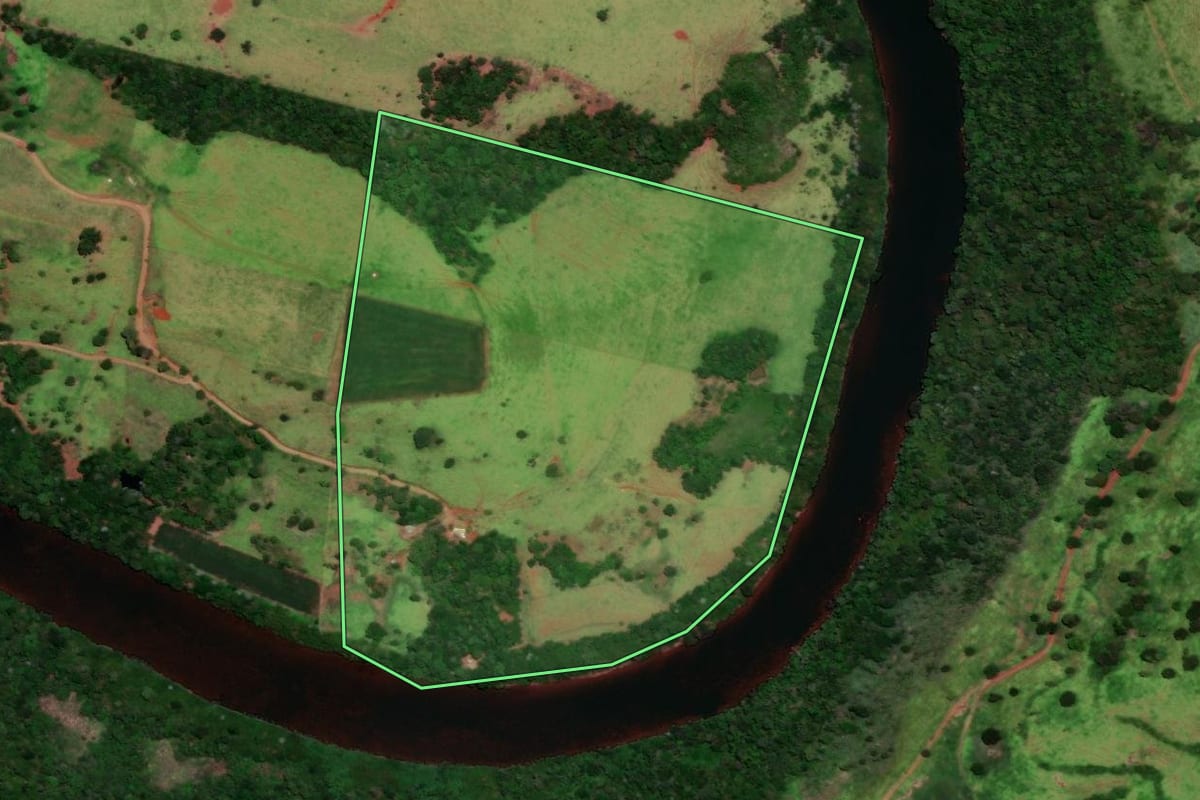Imagem de satélite do imóvel rural em Nova Laranjeiras (PR), com o contorno declarado no CAR desenhado por cima.