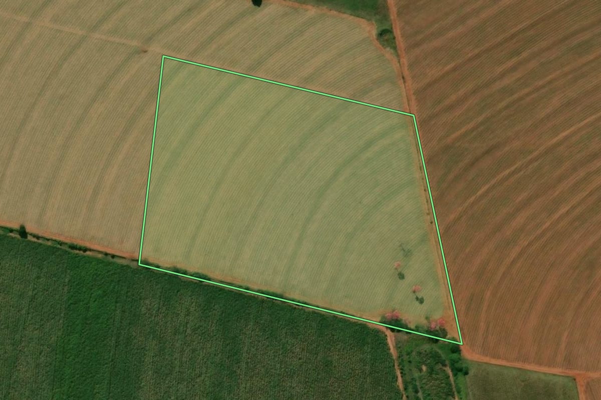 Imagem de satélite do imóvel rural em Nova Londrina (PR), com o contorno declarado no CAR desenhado por cima.