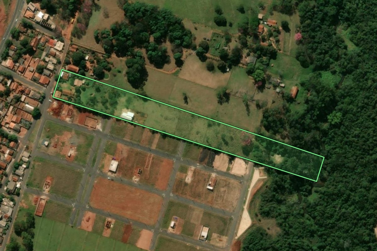 Imagem de satélite do imóvel rural em Nova Londrina (PR), com o contorno declarado no CAR desenhado por cima.