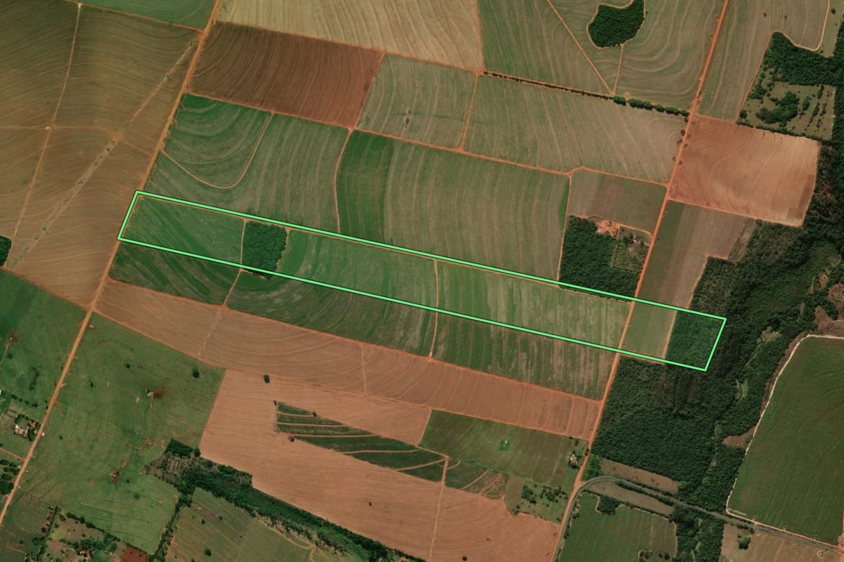 Imagem de satélite do imóvel rural em Nova Londrina (PR), com o contorno declarado no CAR desenhado por cima.
