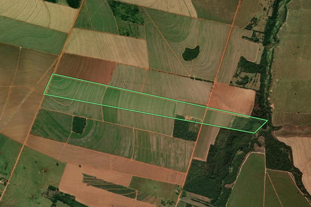 Imagem de satélite do imóvel rural em Nova Londrina (PR), com o contorno declarado no CAR desenhado por cima.