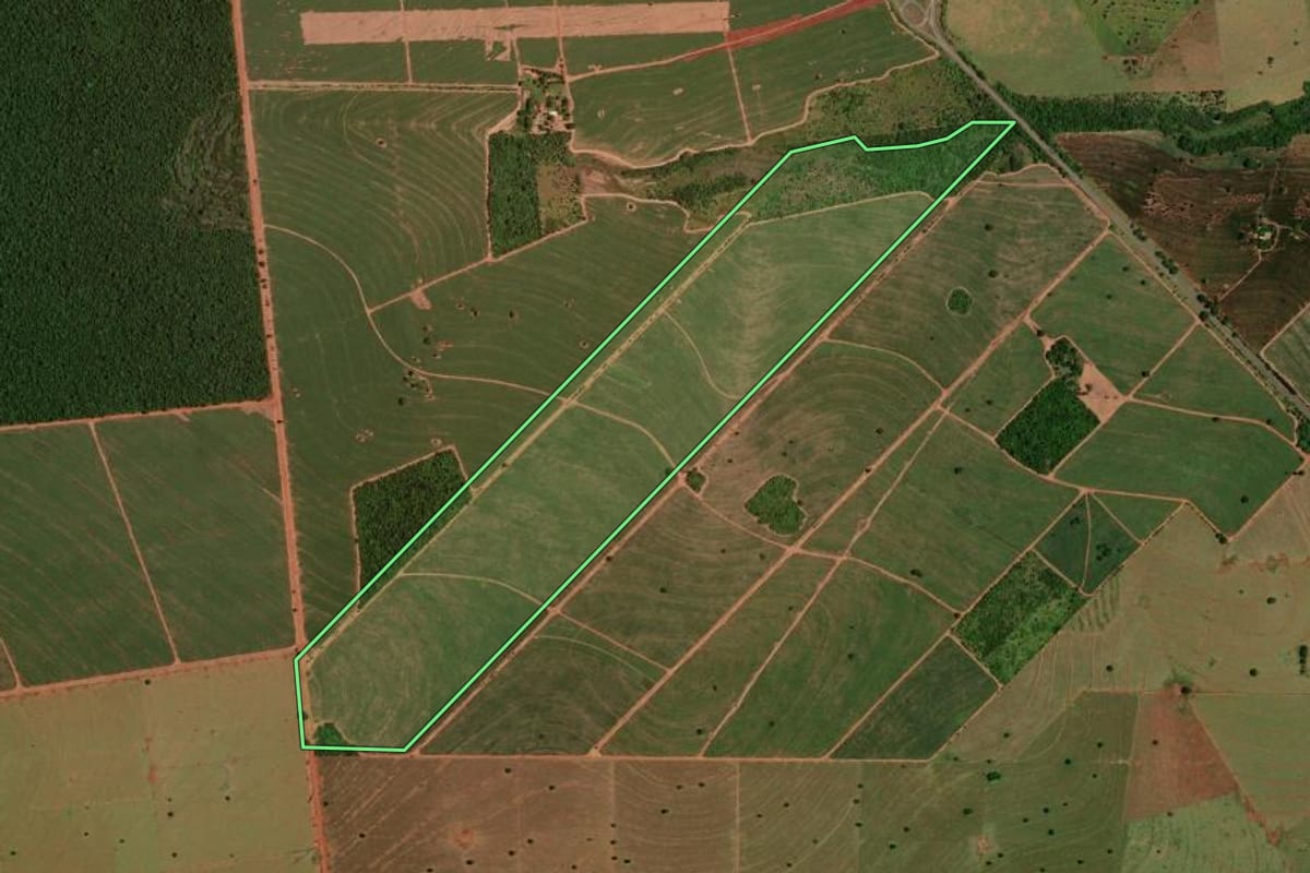 Imagem de satélite do imóvel rural em Nova Londrina (PR), com o contorno declarado no CAR desenhado por cima.