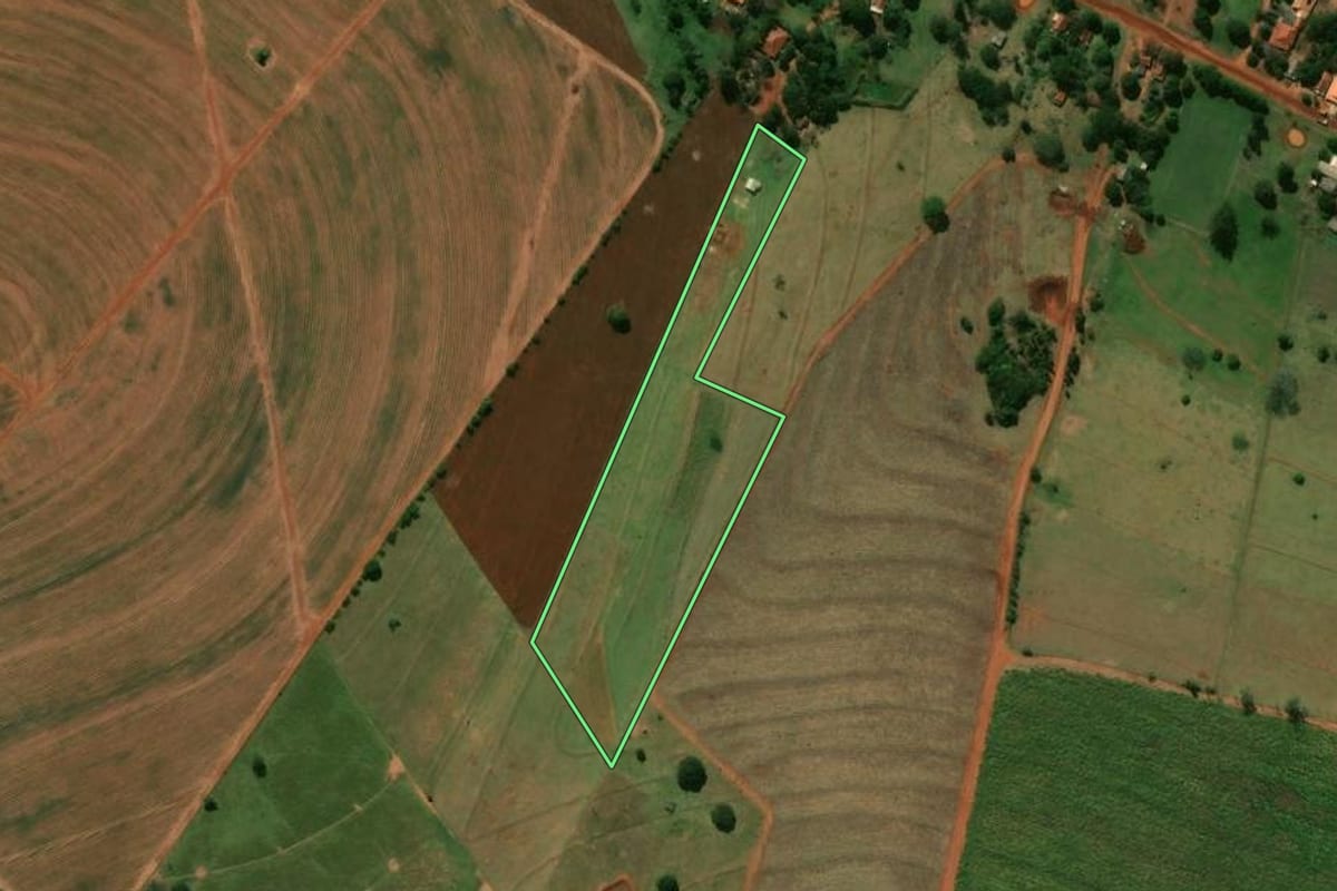 Imagem de satélite do imóvel rural em Nova Londrina (PR), com o contorno declarado no CAR desenhado por cima.