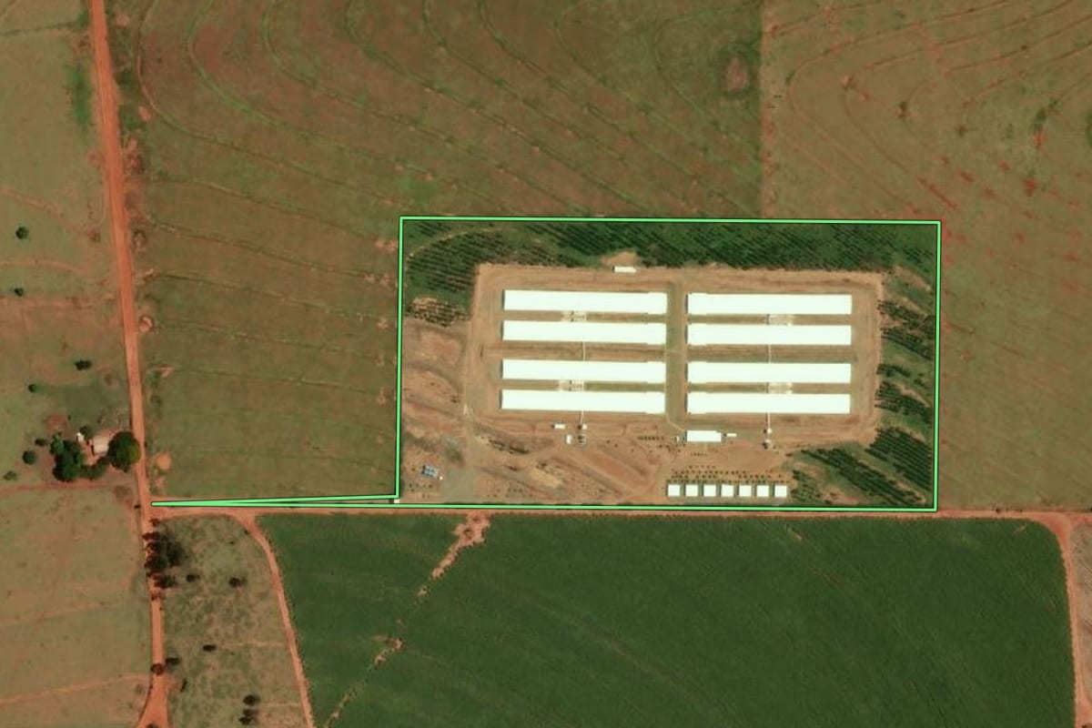 Imagem de satélite do imóvel rural em Nova Londrina (PR), com o contorno declarado no CAR desenhado por cima.