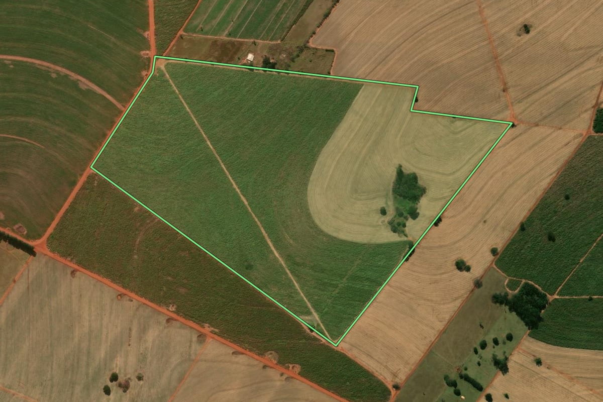 Imagem de satélite do imóvel rural em Nova Londrina (PR), com o contorno declarado no CAR desenhado por cima.