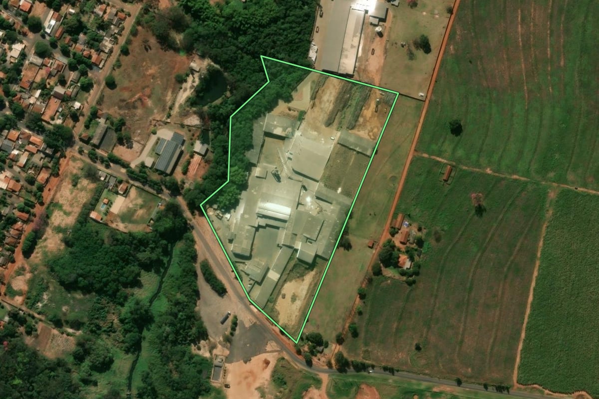 Imagem de satélite do imóvel rural em Nova Londrina (PR), com o contorno declarado no CAR desenhado por cima.