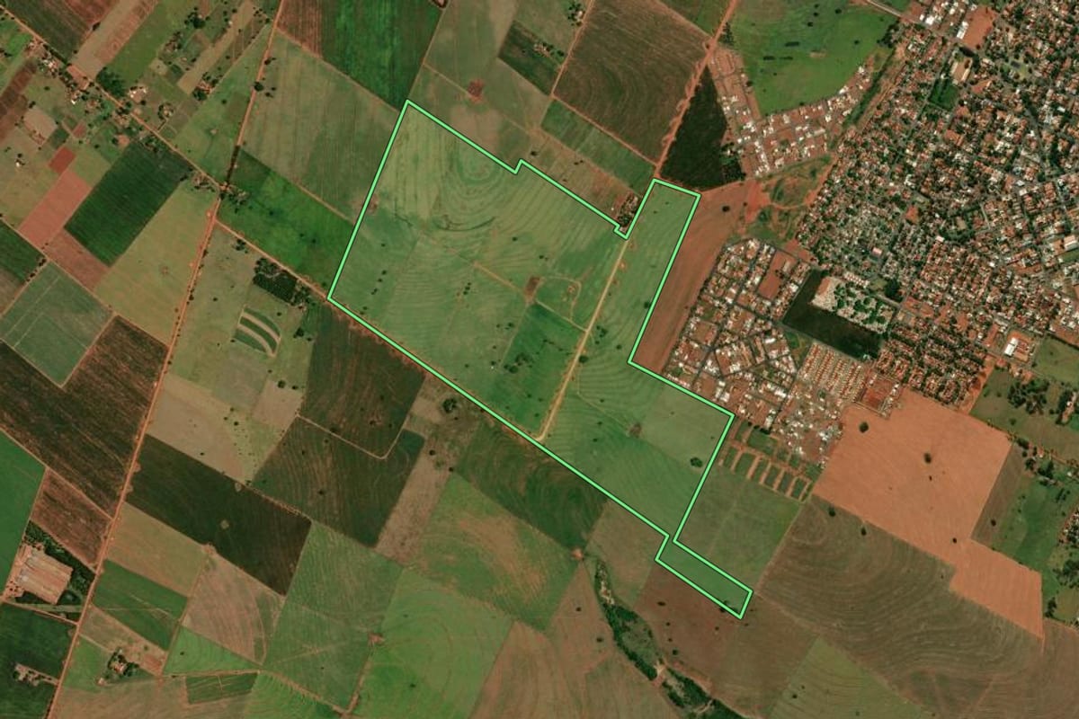 Imagem de satélite do imóvel rural em Nova Londrina (PR), com o contorno declarado no CAR desenhado por cima.