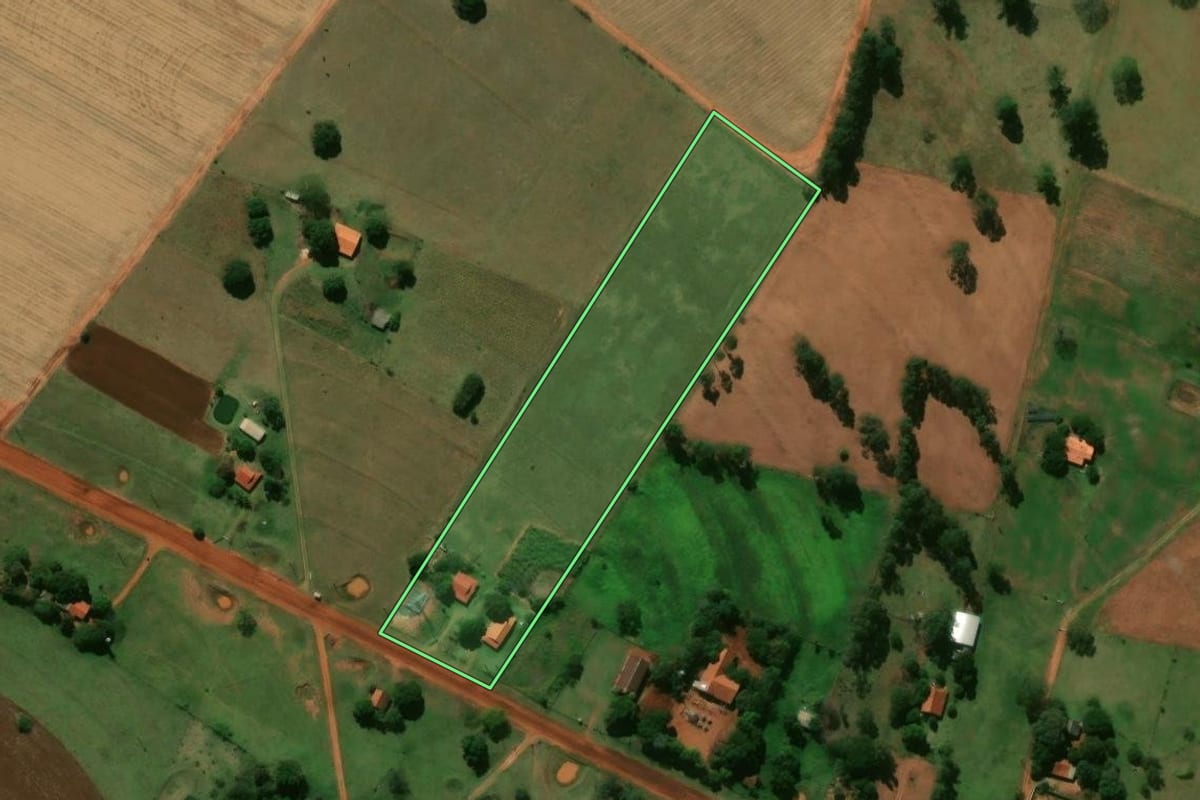 Imagem de satélite do imóvel rural em Nova Londrina (PR), com o contorno declarado no CAR desenhado por cima.