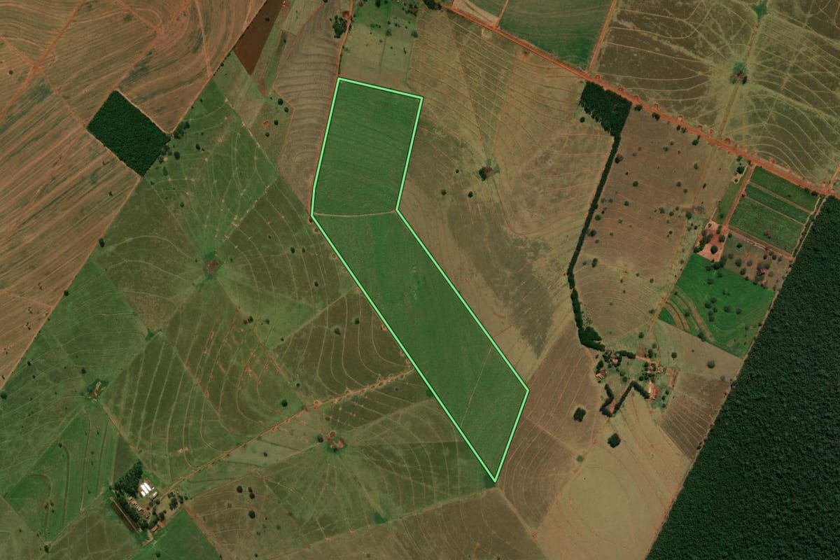 Imagem de satélite do imóvel rural em Nova Londrina (PR), com o contorno declarado no CAR desenhado por cima.