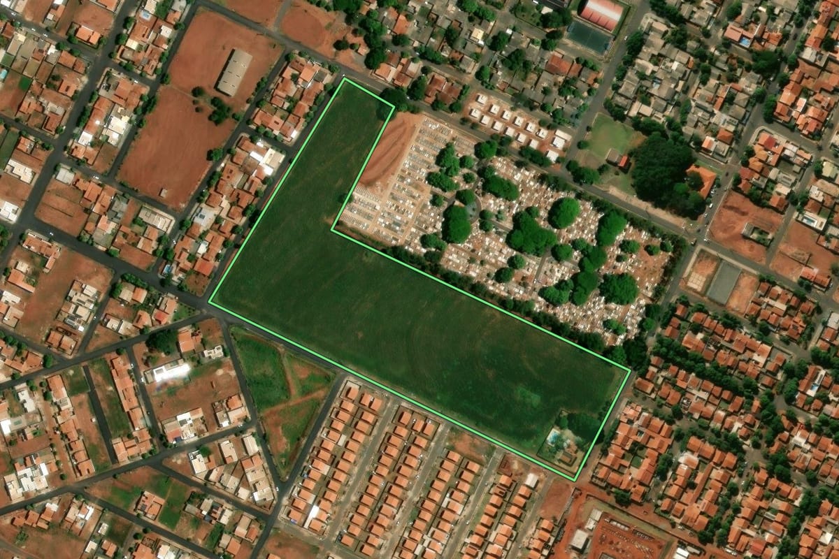 Imagem de satélite do imóvel rural em Nova Londrina (PR), com o contorno declarado no CAR desenhado por cima.