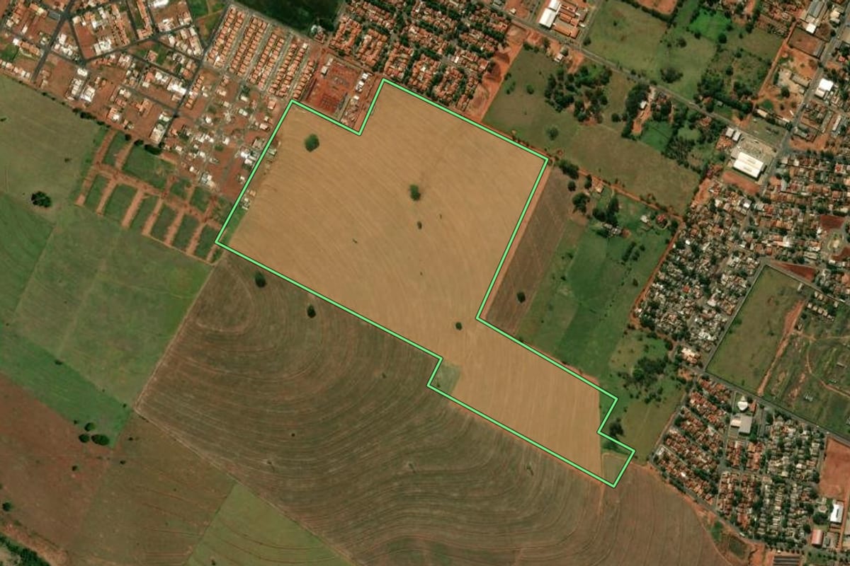 Imagem de satélite do imóvel rural em Nova Londrina (PR), com o contorno declarado no CAR desenhado por cima.