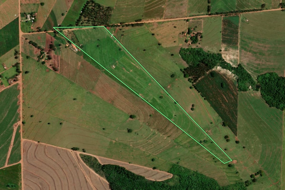 Imagem de satélite do imóvel rural em Nova Olímpia (PR), com o contorno declarado no CAR desenhado por cima.