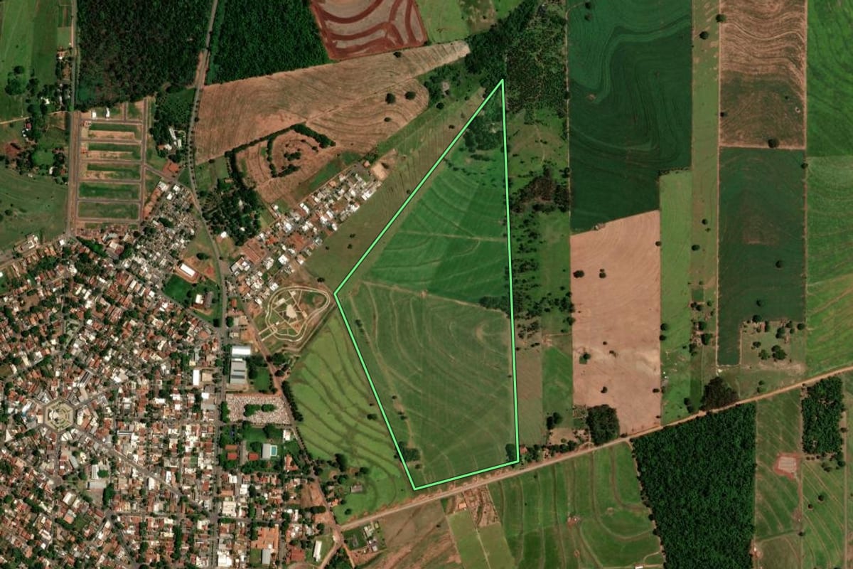 Imagem de satélite do imóvel rural em Nova Olímpia (PR), com o contorno declarado no CAR desenhado por cima.