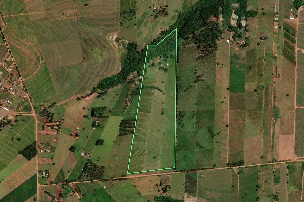 Imagem de satélite do imóvel rural em Nova Olímpia (PR), com o contorno declarado no CAR desenhado por cima.