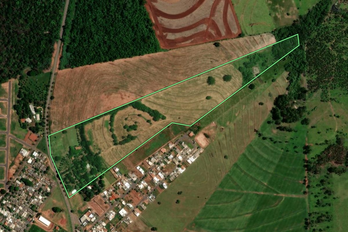 Imagem de satélite do imóvel rural em Nova Olímpia (PR), com o contorno declarado no CAR desenhado por cima.