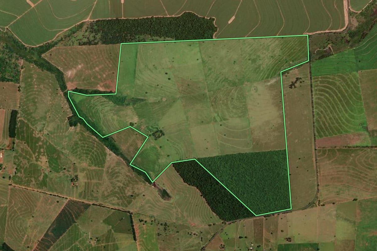 Imagem de satélite do imóvel rural em Nova Olímpia (PR), com o contorno declarado no CAR desenhado por cima.