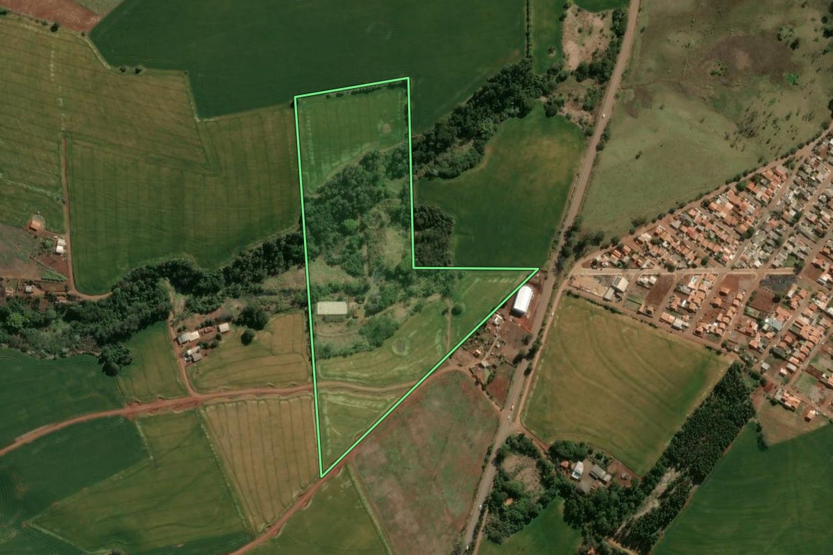 Imagem de satélite do imóvel rural em Nova Santa Bárbara (PR), com o contorno declarado no CAR desenhado por cima.