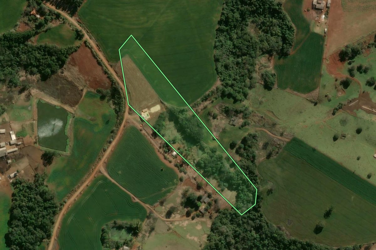 Imagem de satélite do imóvel rural em Nova Santa Bárbara (PR), com o contorno declarado no CAR desenhado por cima.