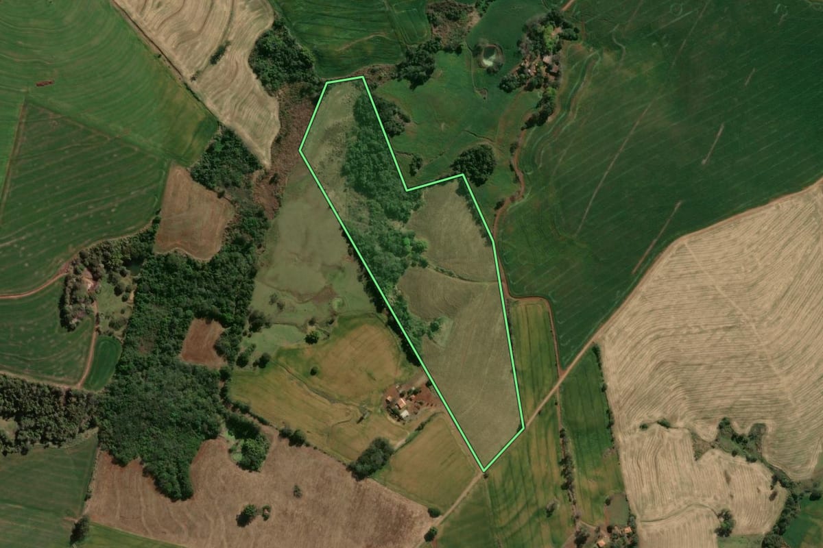Imagem de satélite do imóvel rural em Nova Santa Bárbara (PR), com o contorno declarado no CAR desenhado por cima.