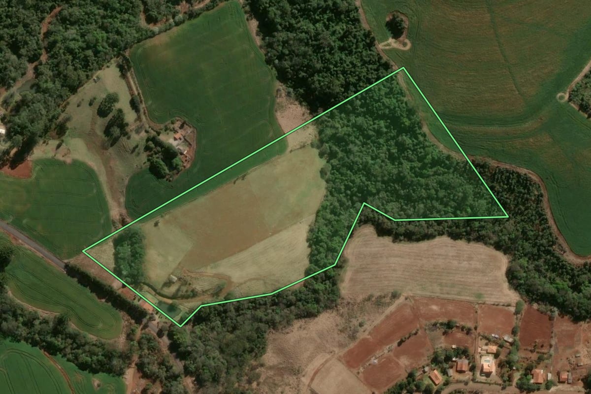 Imagem de satélite do imóvel rural em Nova Santa Bárbara (PR), com o contorno declarado no CAR desenhado por cima.