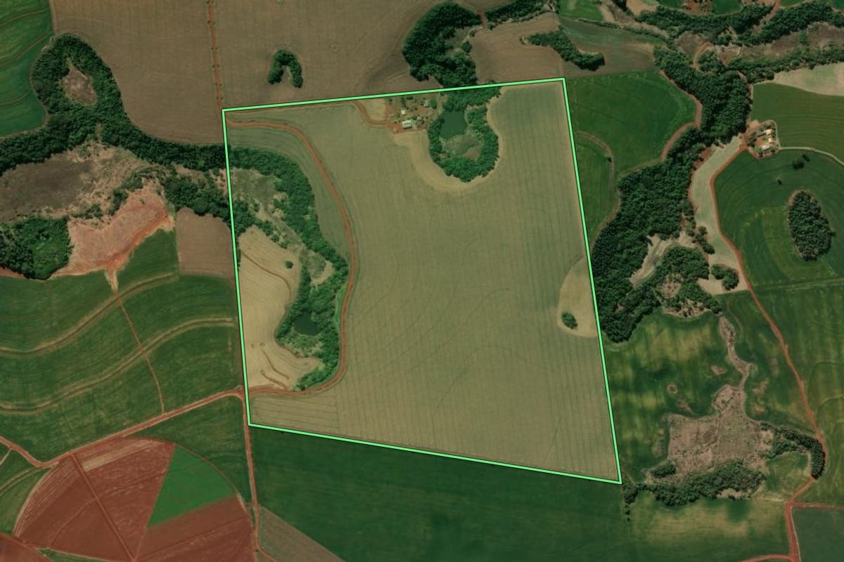 Imagem de satélite do imóvel rural em Nova Santa Bárbara (PR), com o contorno declarado no CAR desenhado por cima.