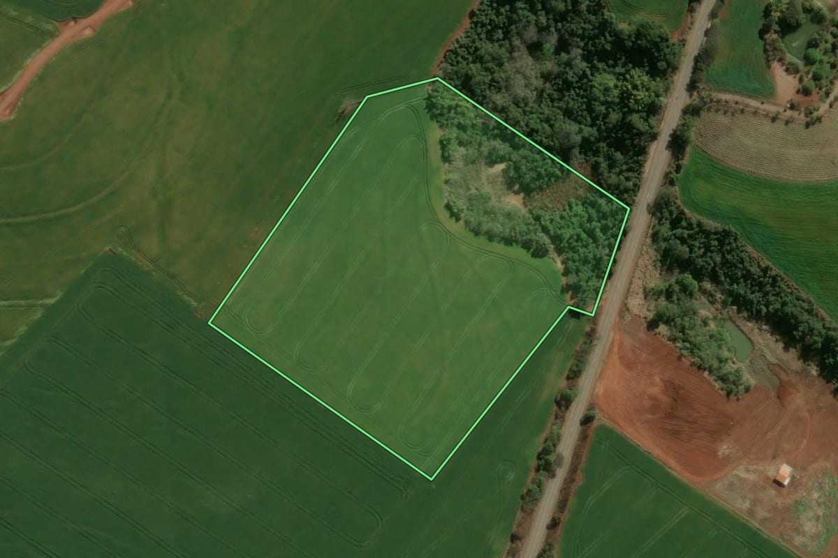 Imagem de satélite do imóvel rural em Nova Santa Bárbara (PR), com o contorno declarado no CAR desenhado por cima.