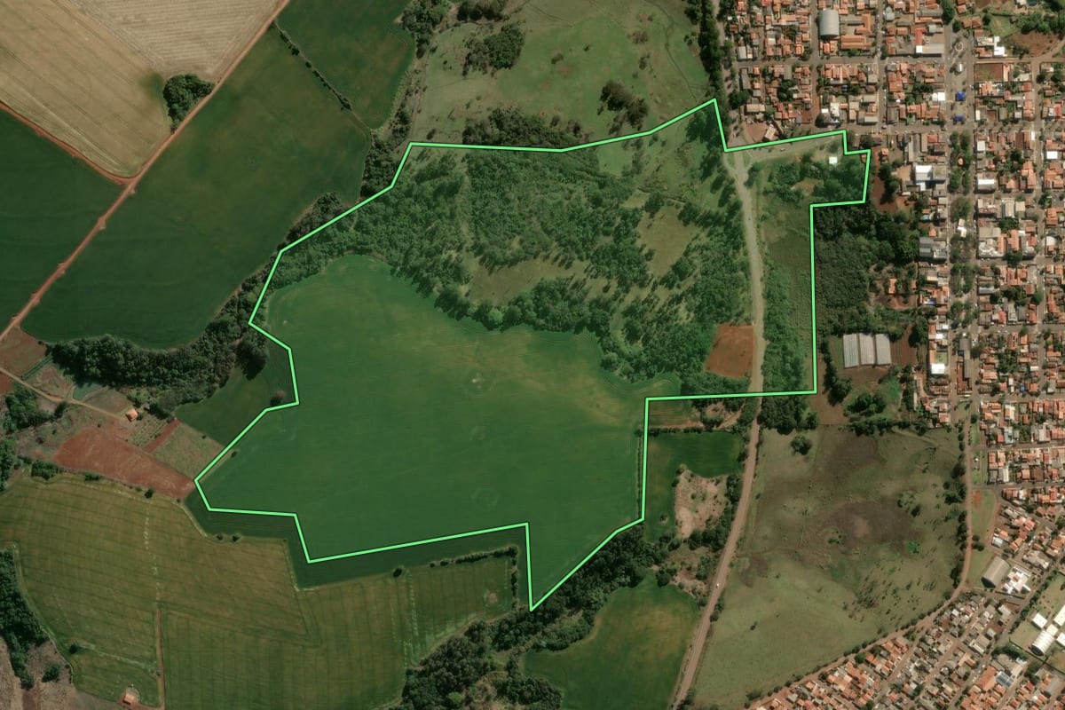 Imagem de satélite do imóvel rural em Nova Santa Bárbara (PR), com o contorno declarado no CAR desenhado por cima.