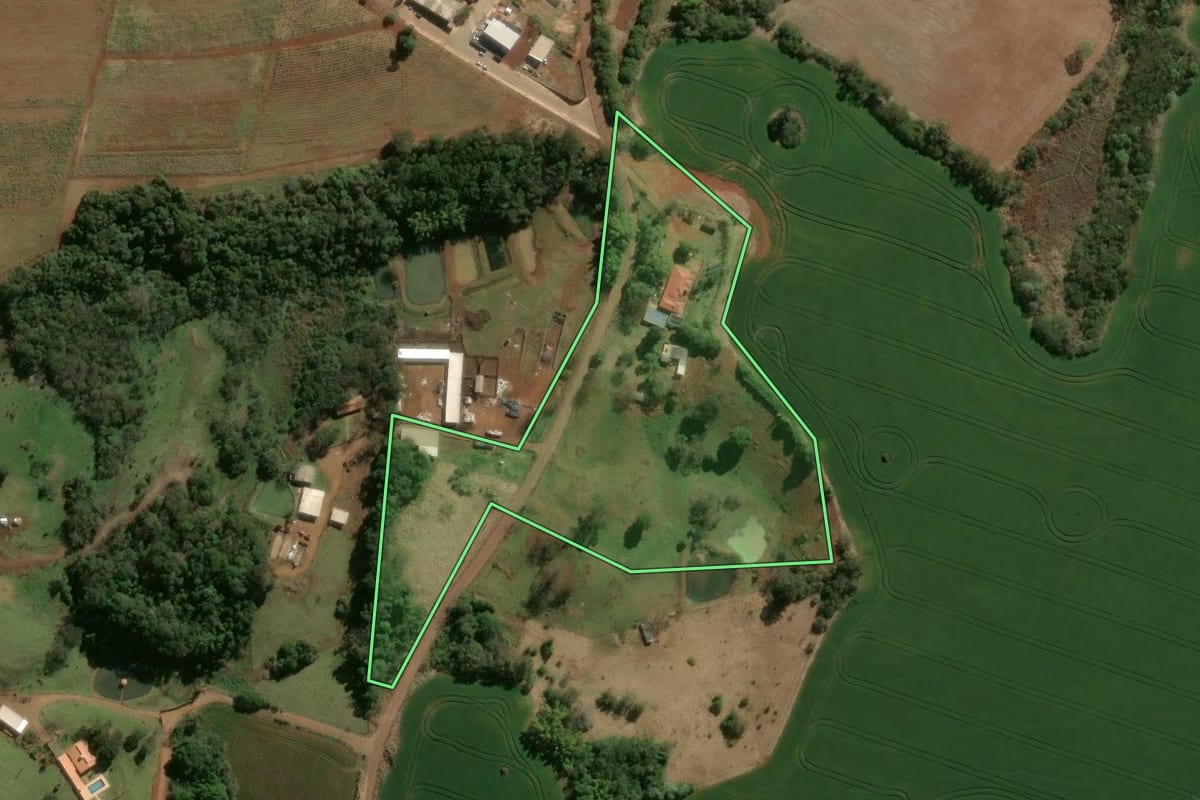 Imagem de satélite do imóvel rural em Nova Santa Bárbara (PR), com o contorno declarado no CAR desenhado por cima.