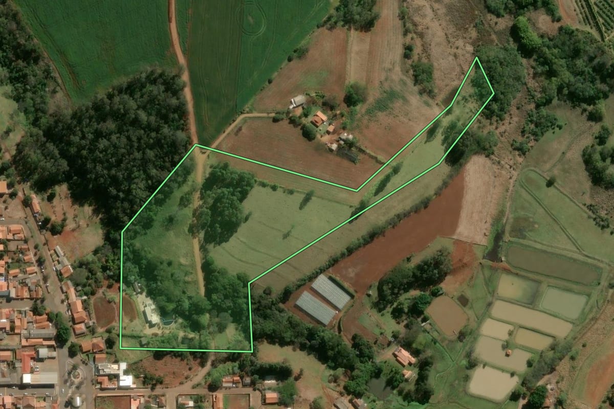 Imagem de satélite do imóvel rural em Nova Santa Bárbara (PR), com o contorno declarado no CAR desenhado por cima.