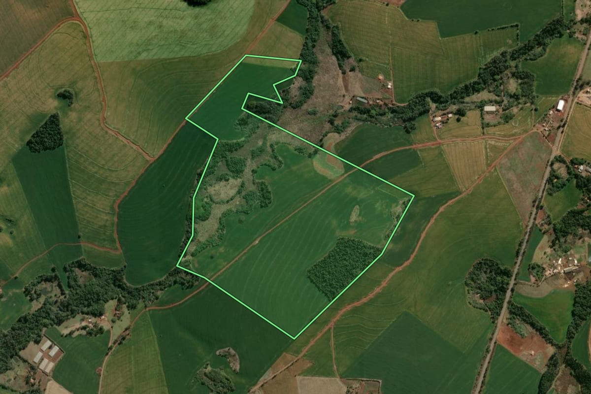Imagem de satélite do imóvel rural em Nova Santa Bárbara (PR), com o contorno declarado no CAR desenhado por cima.