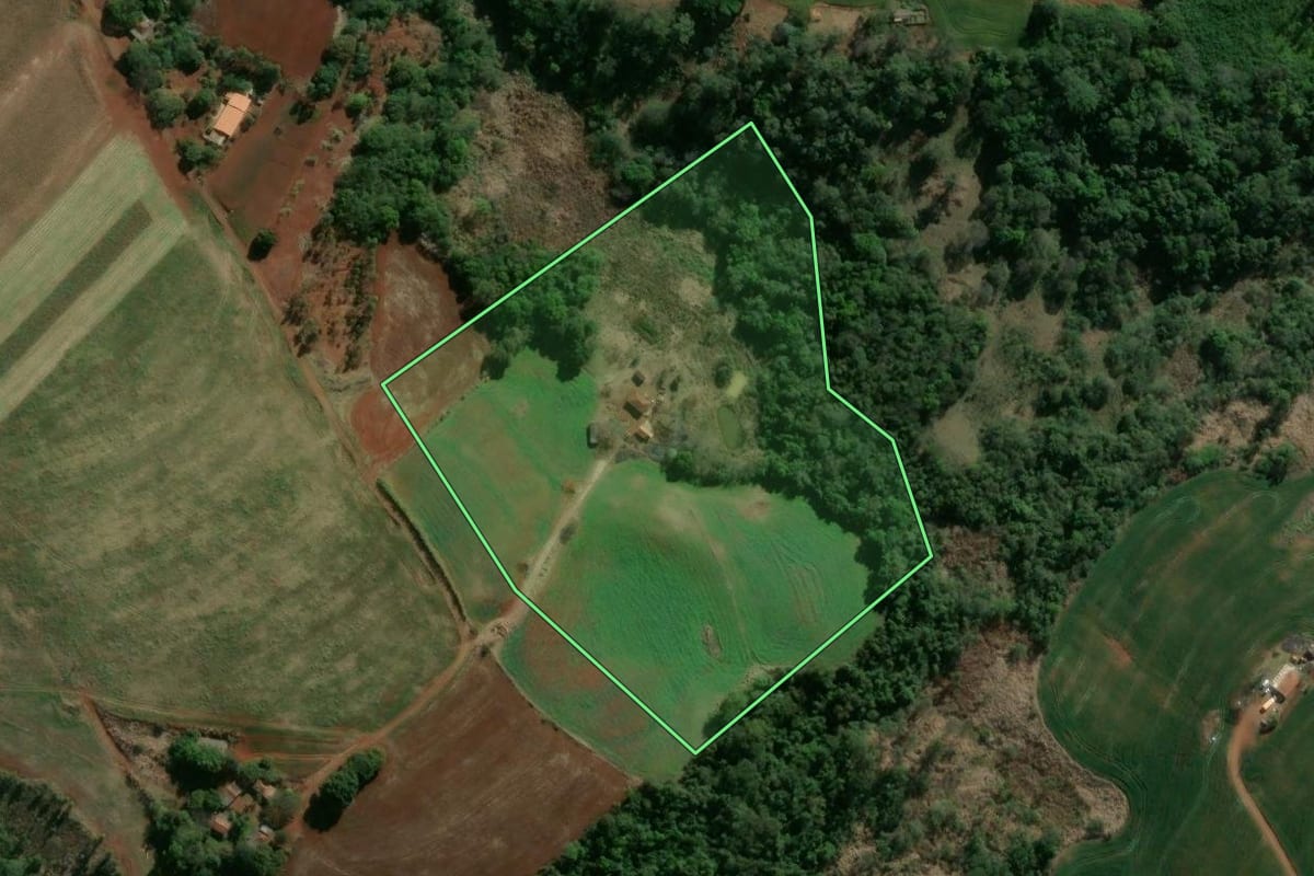 Imagem de satélite do imóvel rural em Nova Santa Bárbara (PR), com o contorno declarado no CAR desenhado por cima.