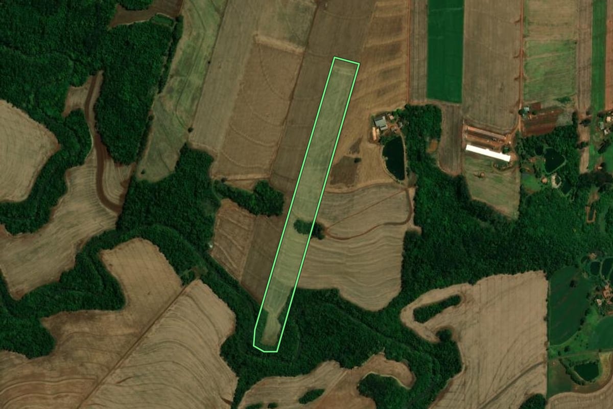 Imagem de satélite do imóvel rural em Nova Santa Rosa (PR), com o contorno declarado no CAR desenhado por cima.