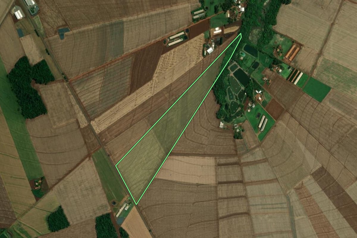 Imagem de satélite do imóvel rural em Nova Santa Rosa (PR), com o contorno declarado no CAR desenhado por cima.