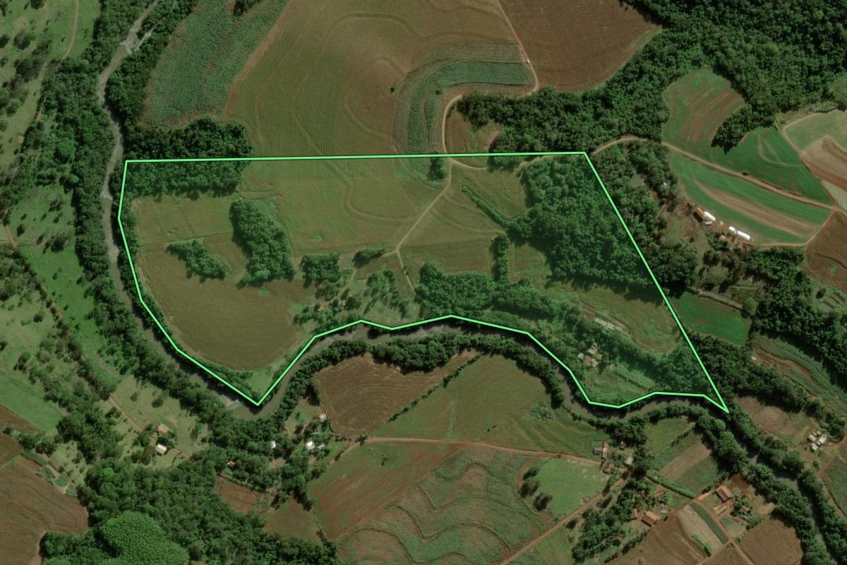 Imagem de satélite do imóvel rural em Nova Santa Rosa (PR), com o contorno declarado no CAR desenhado por cima.