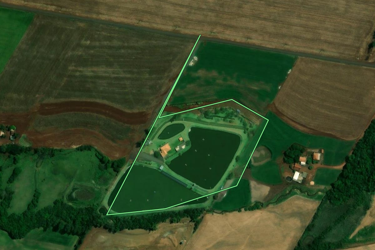 Imagem de satélite do imóvel rural em Nova Santa Rosa (PR), com o contorno declarado no CAR desenhado por cima.