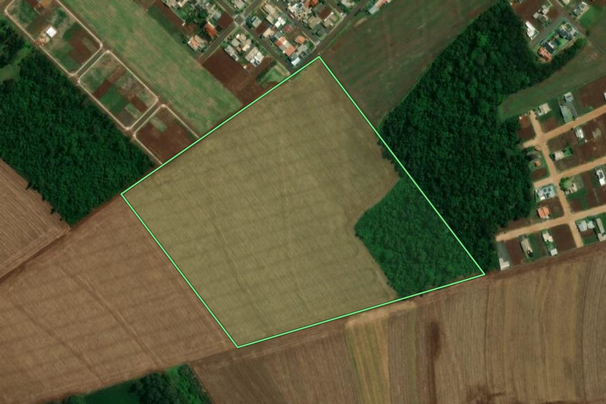 Imagem de satélite do imóvel rural em Nova Santa Rosa (PR), com o contorno declarado no CAR desenhado por cima.