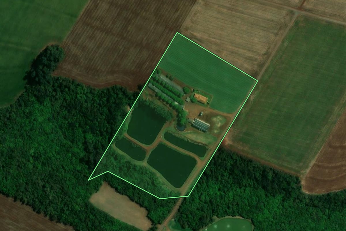 Imagem de satélite do imóvel rural em Nova Santa Rosa (PR), com o contorno declarado no CAR desenhado por cima.