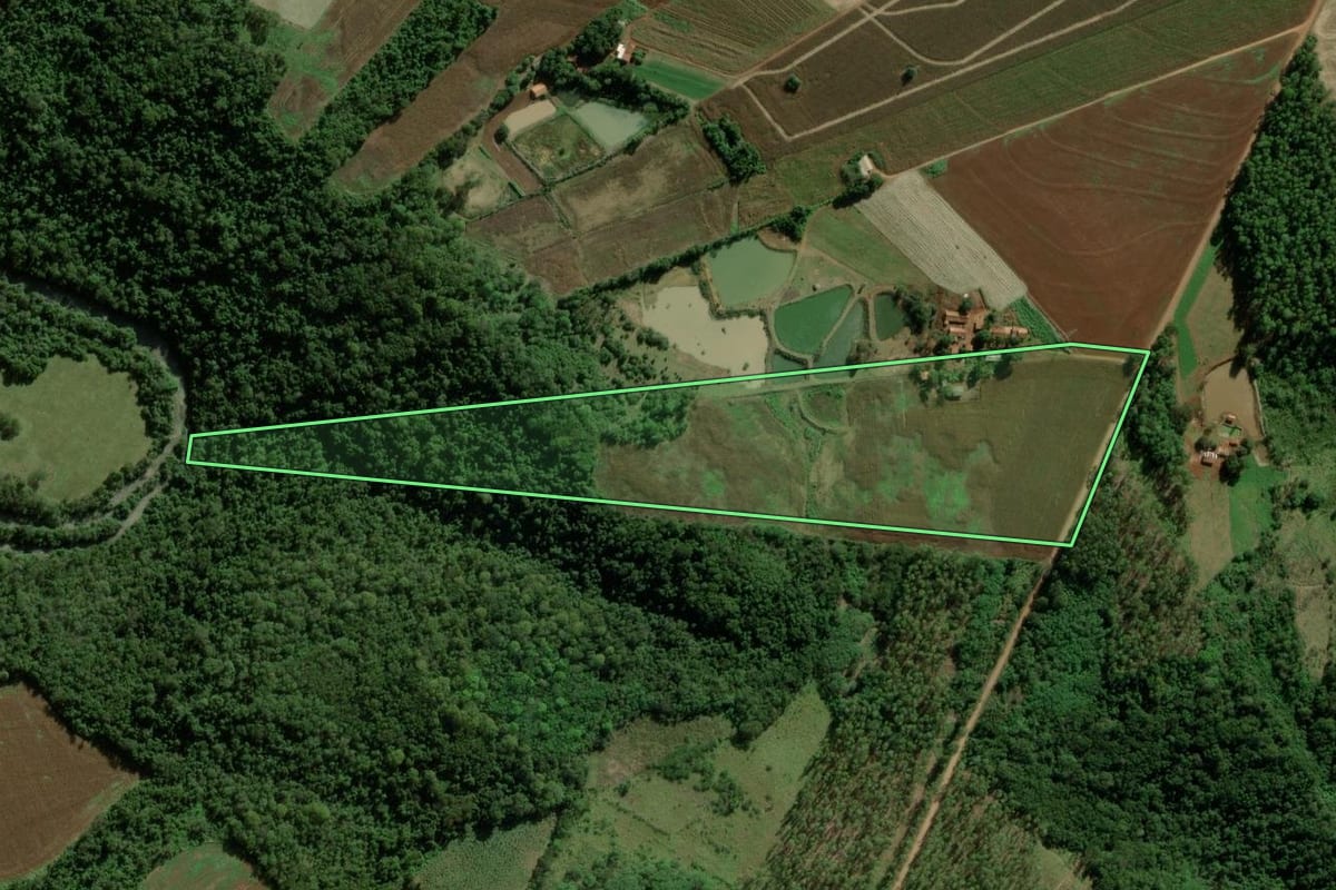 Imagem de satélite do imóvel rural em Nova Santa Rosa (PR), com o contorno declarado no CAR desenhado por cima.