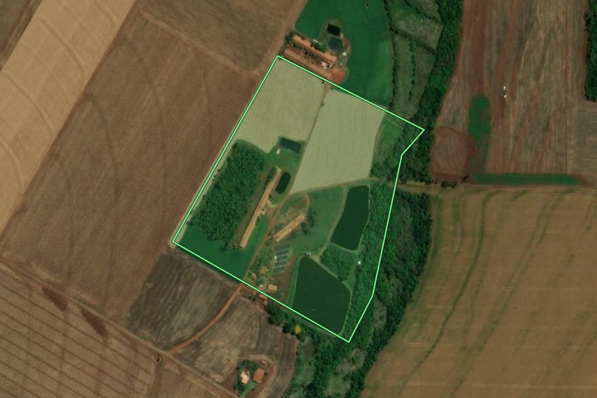 Imagem de satélite do imóvel rural em Nova Santa Rosa (PR), com o contorno declarado no CAR desenhado por cima.