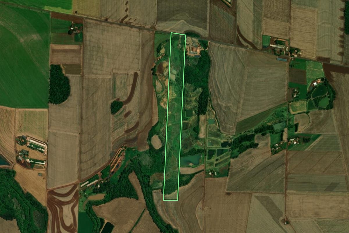 Imagem de satélite do imóvel rural em Nova Santa Rosa (PR), com o contorno declarado no CAR desenhado por cima.