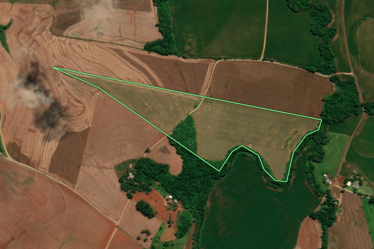 Imagem de satélite do imóvel rural em Nova Prata do Iguaçu (PR), com o contorno declarado no CAR desenhado por cima.