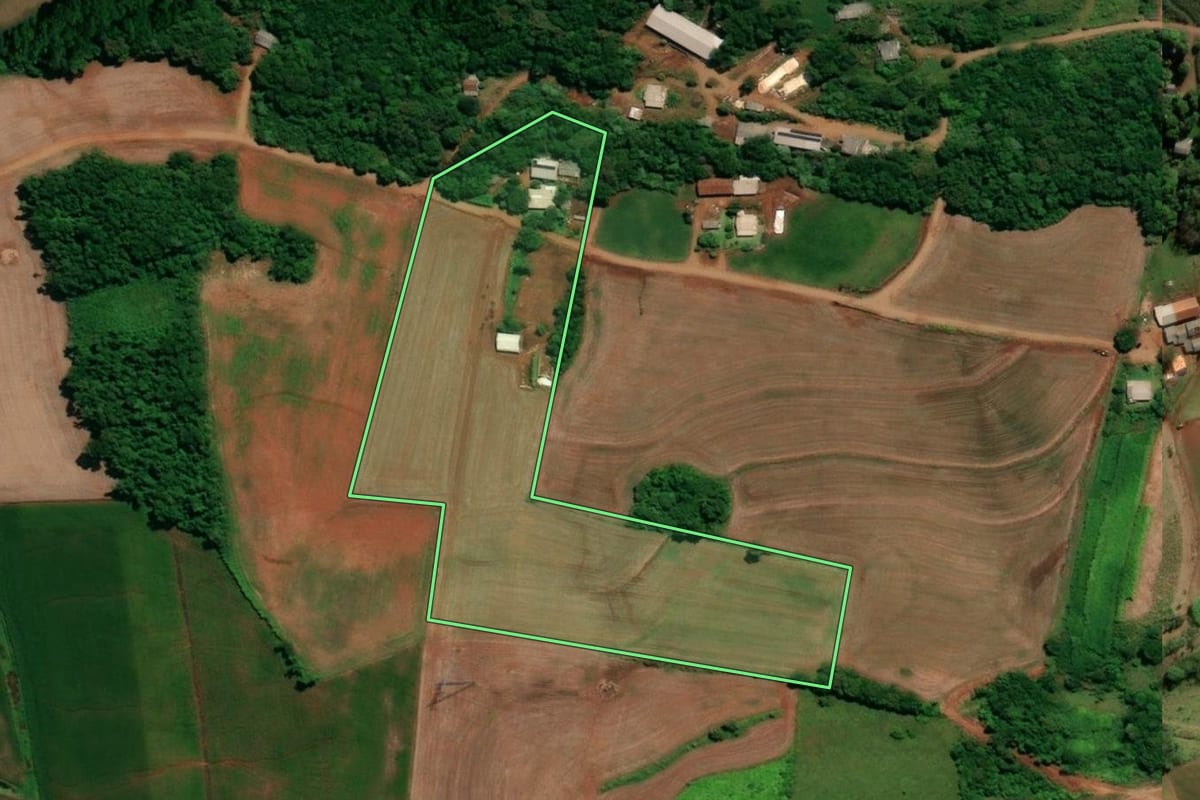 Imagem de satélite do imóvel rural em Nova Prata do Iguaçu (PR), com o contorno declarado no CAR desenhado por cima.