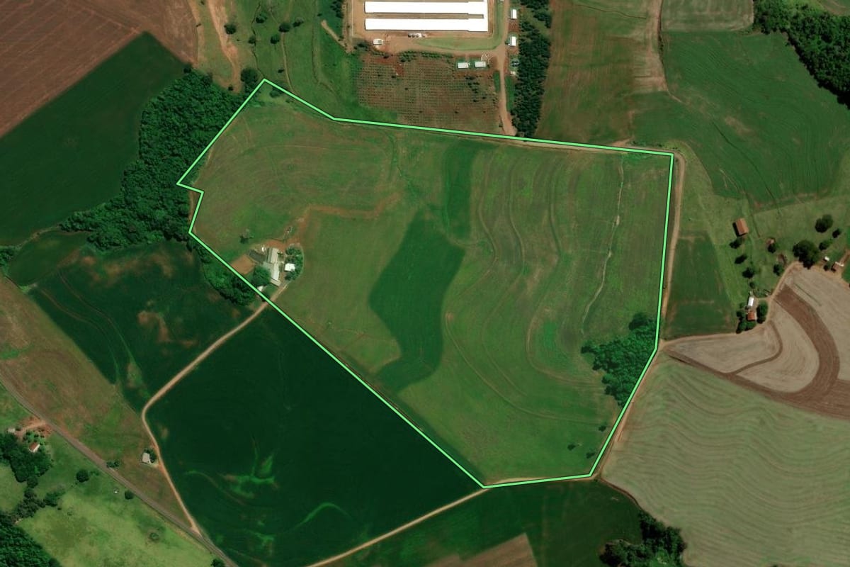 Imagem de satélite do imóvel rural em Nova Prata do Iguaçu (PR), com o contorno declarado no CAR desenhado por cima.