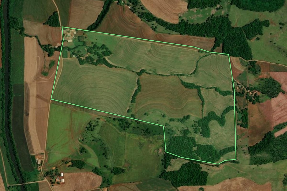 Imagem de satélite do imóvel rural em Nova Prata do Iguaçu (PR), com o contorno declarado no CAR desenhado por cima.