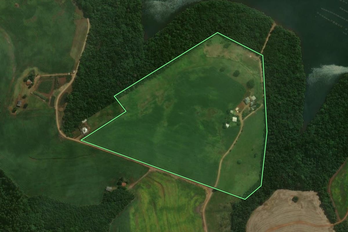 Imagem de satélite do imóvel rural em Nova Prata do Iguaçu (PR), com o contorno declarado no CAR desenhado por cima.