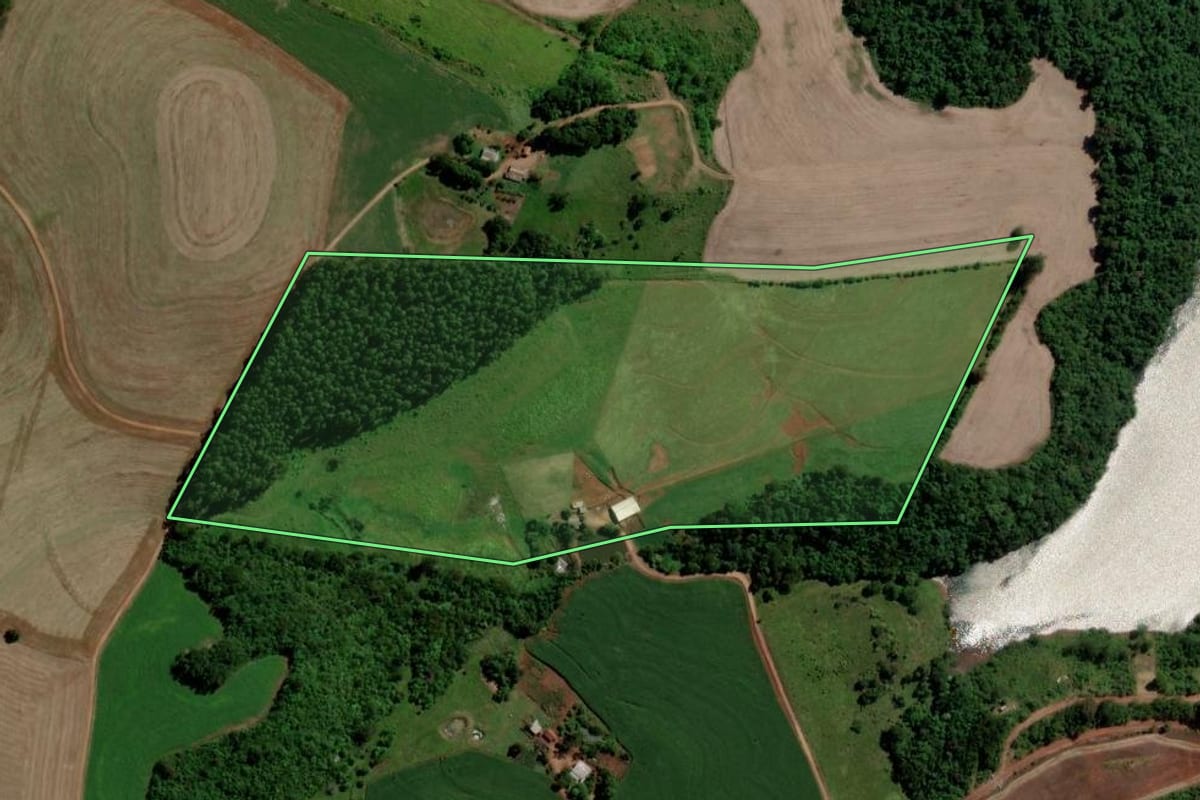 Imagem de satélite do imóvel rural em Nova Prata do Iguaçu (PR), com o contorno declarado no CAR desenhado por cima.